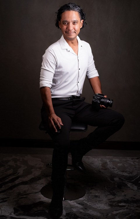 Kurt François — studio photographer in Mauritius (self-portrait with camera)