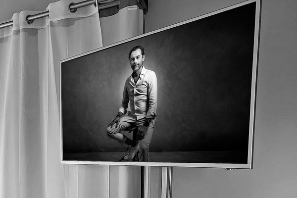 Boudoir portrait preview displayed on TV inside Boudoir Studio in Mauritius